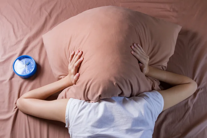 Še nekaj, kar je zelo pomembno in na kar opozarja znanost: to, kdaj gremo spat, je povezano z našo genetiko. FOTO: Shutterstock