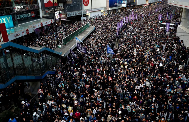 Protestniki, večinoma oblečeni v črno, tudi danes vzklikajo že znani slogan demonstracij <em>Svoboda za Hongkong . </em>FOTO: Danish Siddiqui/Reuters