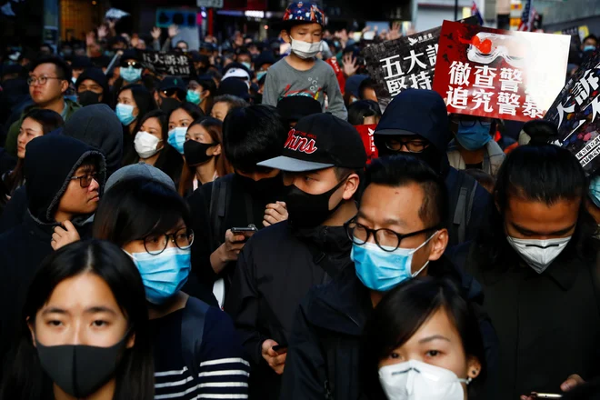 Organizatorji protestov so hongkonške oblasti opozorili, da imajo zadnjo priložnost za končanje politične krize. FOTO: Thomas Peter/Reuters