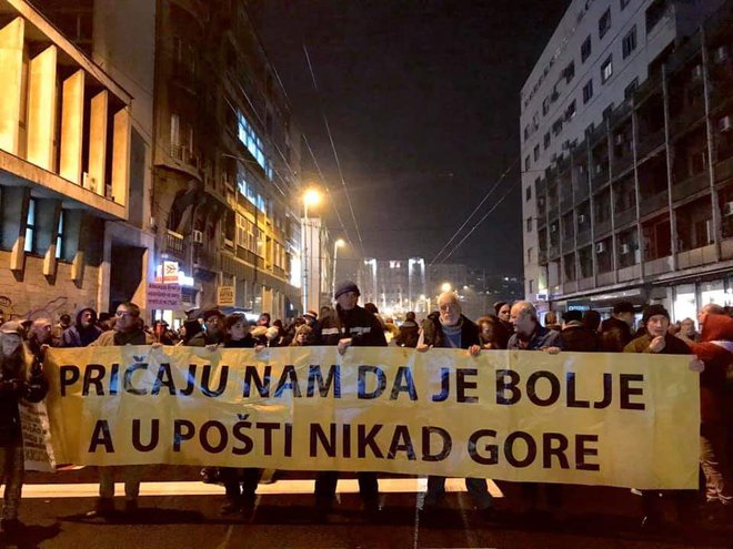 Protestniki sinoči ponovno v večjem številu na ulicah Beograda. FOTO: Facebook stran gibanja »1 od 5 milijonov«.