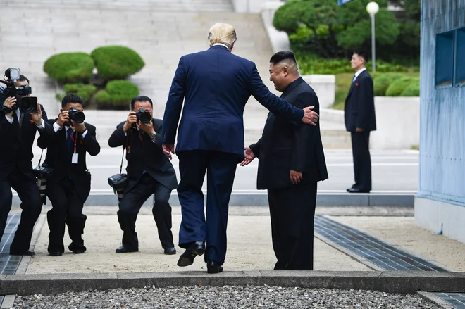 Če sodimo po »pomembnem poskusu«, ki so ga izvedli v soboto, bi lahko raketno grožnjo dvignili na novo raven. FOTO: Brendan Smialowski/Afp