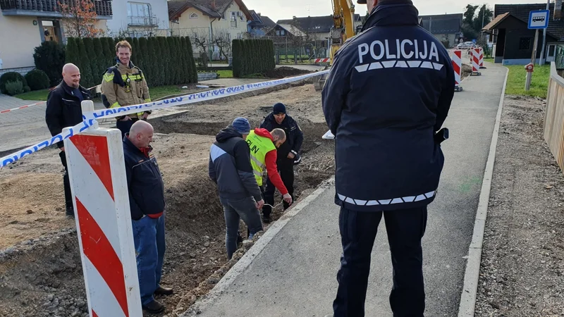 Fotografija: Cesta do nadaljnjega ostaja zaprta, meritve pa trenutno kažejo, da plina v jaških ni več. FOTO: PU Kranj