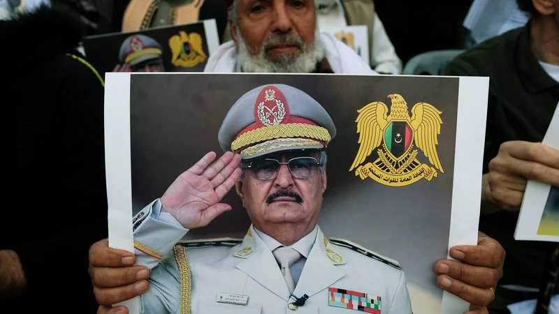 Fotografija: General Halifa Haftar se pogaja z vsemi vpletenimi stranmi in je, kot se reče, »prisoten na trgu«. FOTO: Reuters