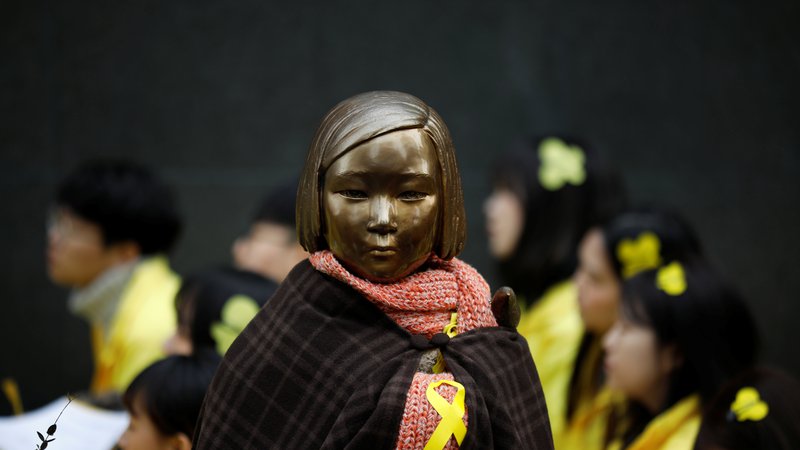 Fotografija: Kip južnokorejske ženske za tolažbo. FOTO: Kim Hong-ji/Reuters