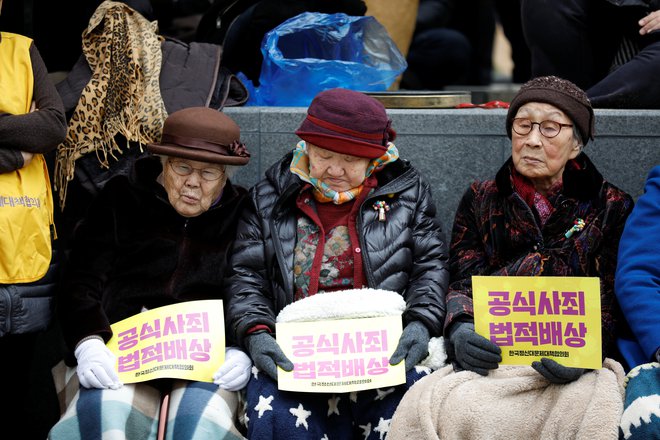 Nekdanje ženske za tolžabo zahtevajo jasno opravičilo japonske vlade. FOTO: Kim Hong-ji/Reuters
