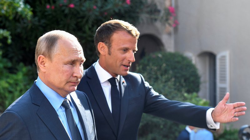 Fotografija: Vladimir Putin in Emmanuel Macron med njunim srečanjem avgusta letos ob Azurni obali. Foto Gerard Julien/Reuters
