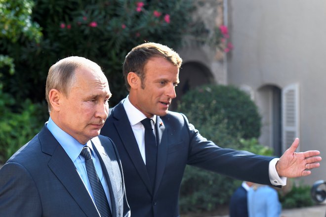 Vladimir Putin in Emmanuel Macron med njunim srečanjem avgusta letos ob Azurni obali. Foto Gerard Julien/Reuters