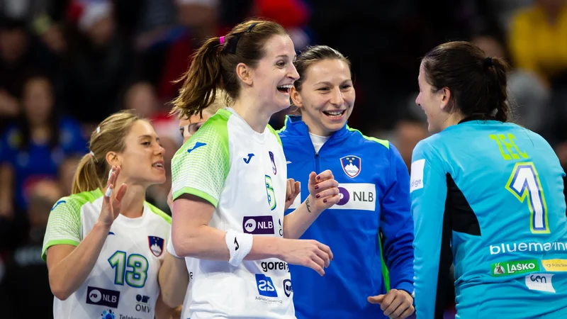 Fotografija: Najizkušenejša Ana Gros in druge Slovenke so se od svetovnega prvenstva poslovile z zmago. FOTO: Jure Eržen/Delo
