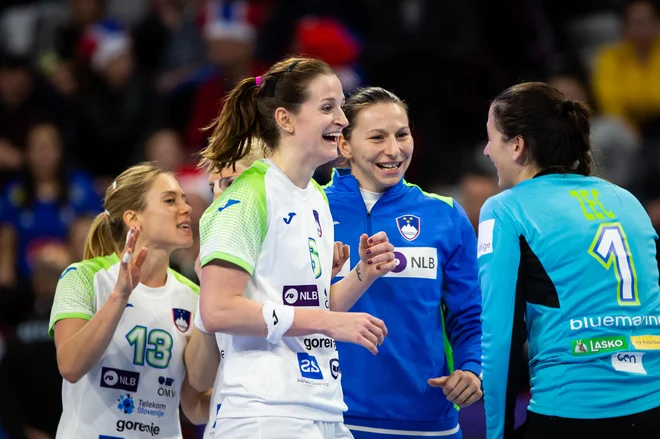 Najizkušenejša Ana Gros in druge Slovenke so se od svetovnega prvenstva poslovile z zmago. FOTO: Jure Eržen/Delo