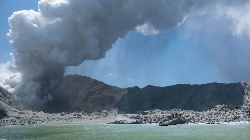 Fotografija: Vulkan na Belem otoku, ki je okoli 50 kilometrov oddaljen od Severnega otoka, je eden najaktivnejših novozelandskih vulkanov.
FOTO: AFP