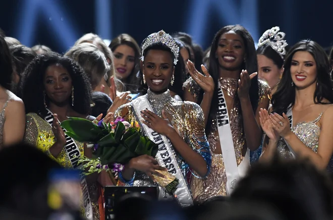 Južnoafričanka Zozibini Tunzi je postala miss Universe 2019. Lepotno tekmovanje je potekalo v ameriški zvezni državi Georgia, dogodek pa je že petič zapored povezoval komik Steve Harvey, ki je, podobno kot v preteklosti, znova storil lapsus pri razglasitvi ene od tekmovalk in sprožil val mešanih odzivov na družbenih omrežjih. FOTO: Valerie Macon/Afp