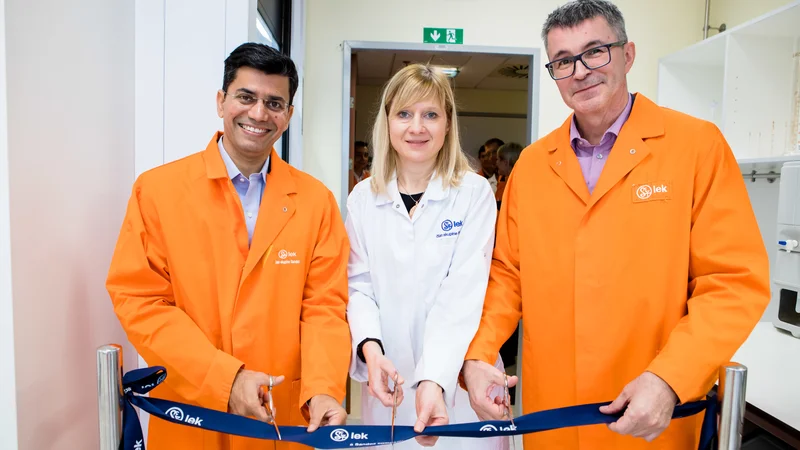 Fotografija: Prvi popolnoma avtomatiziran analitski laboratorij v Leku so odprli dr. Subodh Deshmukh, vodja Globalnega razvoja zdravil v Sandozu, dr. Tina Trdan Lušin, vodja skupine Analitika prototipov 1, in Bojan Mitrović, vodja analitskega razvoja v Razvojnem centru Slovenija. FOTO: Lek