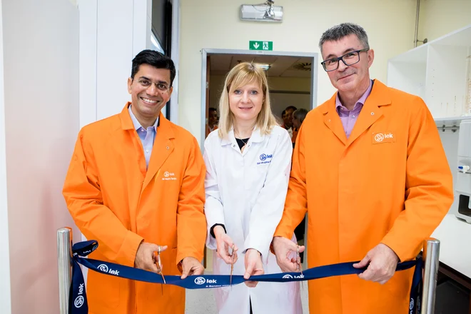 Prvi popolnoma avtomatiziran analitski laboratorij v Leku so odprli dr. Subodh Deshmukh, vodja Globalnega razvoja zdravil v Sandozu, dr. Tina Trdan Lušin, vodja skupine Analitika prototipov 1, in Bojan Mitrović, vodja analitskega razvoja v Razvojnem centru Slovenija. FOTO: Lek