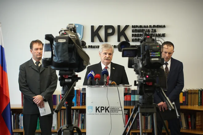 &raquo;Slovenijo kot družbo zelo obremenjuje korupcija. Najbrž je utvara, da se je bomo kar tako znebili. Govori se o neučinkovitosti komisije. Ne želimo več pristojnosti, ampak demokratične kulture v družbi, zato da bodo takrat, ko bo komisija zaznala ekscese, sledile tudi posledice,&laquo; je dejal Štefanec. FOTO: Jure Eržen/Delo