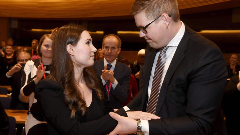Fotografija: Čestitke od protikandidata Anttija Lindtmana. FOTO: Vesa Moilanen/AFP