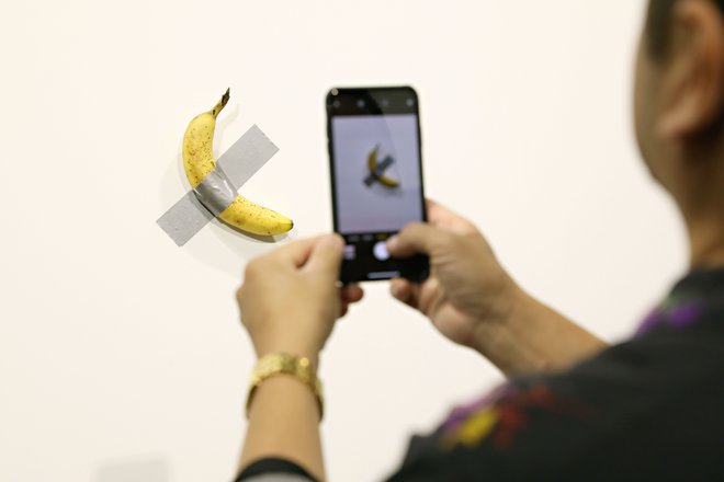 Banana, še cela, vredna več kot sto tisočakov. FOTO: AFP