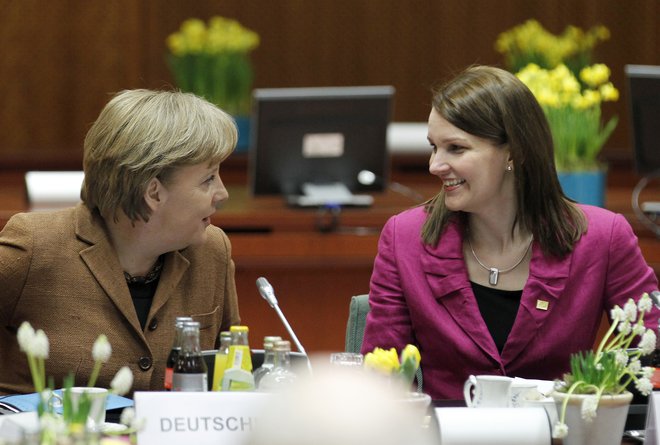 Mari Kiviniemi je bila premierka Finske med junijema 2010 in 2011; na fotografiji z nemško kolegico Angelo Merkel na vrhu EU marca 2011. FOTO: Reuters