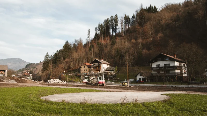 Fotografija: Helikopter trenutno pristaja sredi gradbišča. FOTO: Anja Intihar 