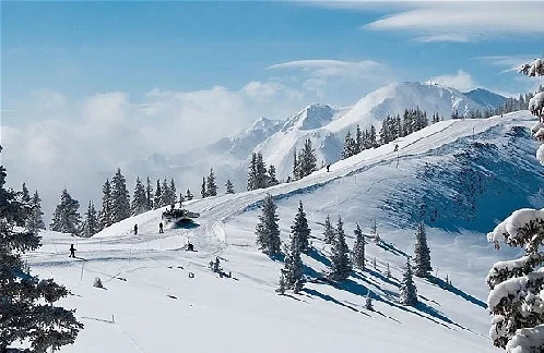 Platak ima 3 naprave in 7 km prog, je najvišje ležeče hrvaško smučišče. ki leži med 1.100 in 1.363 metrov nad morjem. Foto: arhiv smučišča