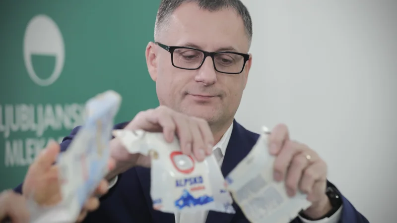 Fotografija: Tomaž Žnidarič, direktor Ljubljanskih mlekarn, med predstavitvijo reciklaže embalaže Tetra Pak. FOTO: Uroš Hočevar/Delo