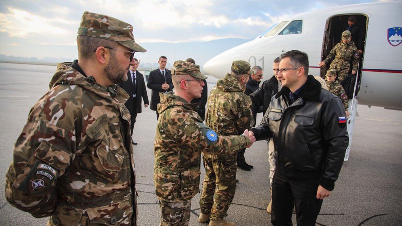 Fotografija: Predsednik vlade Marjan Šarec se je srečal s pripadniki slovenskega kontingenta v BiH, ki delujejo v okviru operacije EUFOR Althea in Natovega poveljstva v Sarajevu. FOTO: STA