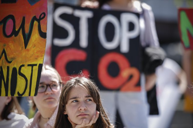 Mladi zahtevajo razglasitev podnebne krize in ukrepanje za njeno reševanje. FOTO:Uroš Hočevar/Delo