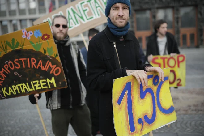 Protesti se ponavljajo vsah petek simboličnih pet minut pred dvanajsto. FOTO: Uroš Hočevar/Delo