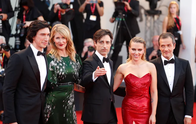 Igralci Adam Driver, Laura Dern in Scarlett Johansson, režiser Noah Baumbach in producent David Heyman so predstavljali film <em>Marriage Story</em>. FOTO: Yara Nardi/Reuters