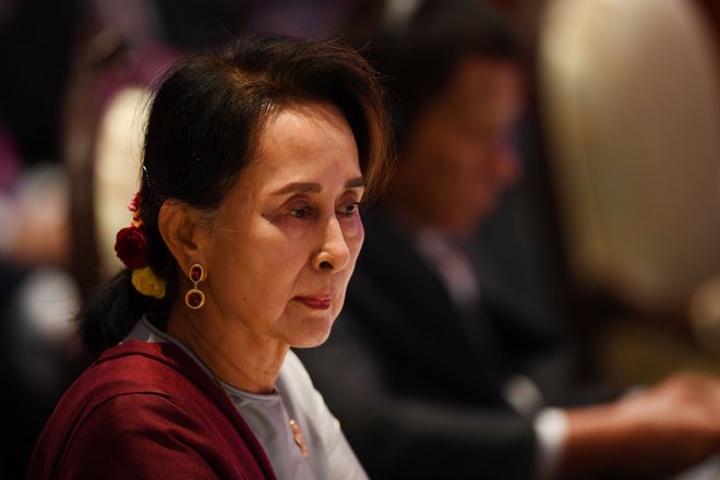 Aung San Su Či je v nedeljo pripotovala na Nizozemsko. FOTO: Manan Vatsyayana/AFP