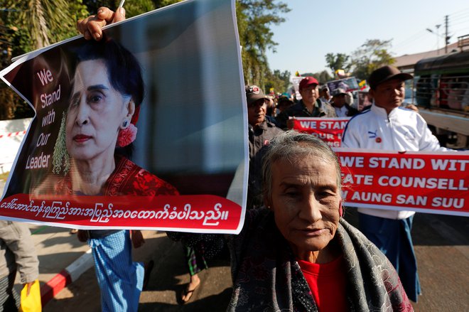 Aung San Su Či bo osebno branila svojo državo. Vprašanje je, ali ji bo uspelo zavarovati lasten ugled. FOTO: Stringer Reuters