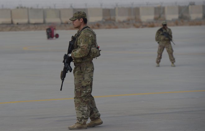 Ameriška vojaka pred vojaško bazo Kandahar v Afganistanu. Foto Shah Marai Afp
