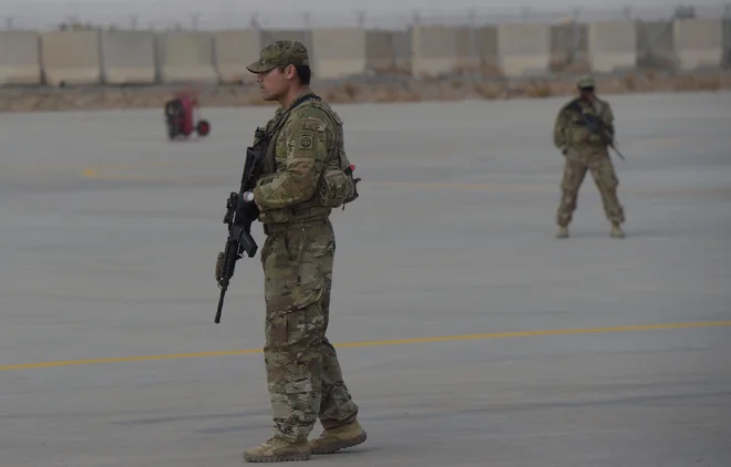 Ameriška vojaka pred vojaško bazo Kandahar v Afganistanu. Foto Shah Marai Afp
