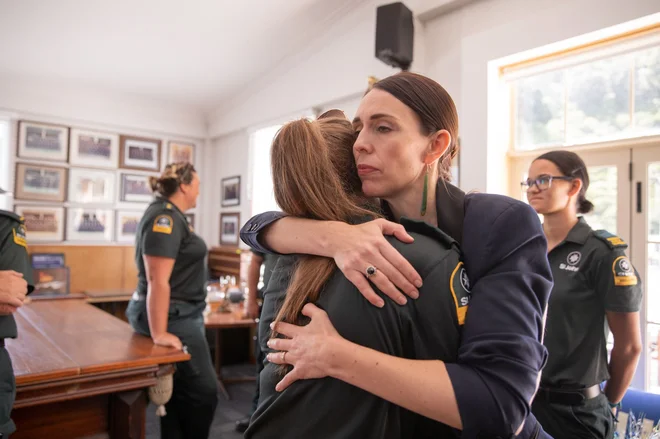 Policisti so sporočili, da so doslej rešili 34 ljudi. Eno izmed njih objema novozelandska premierka Jacinda Ardern. FOTO: Dom Thomas/AFP