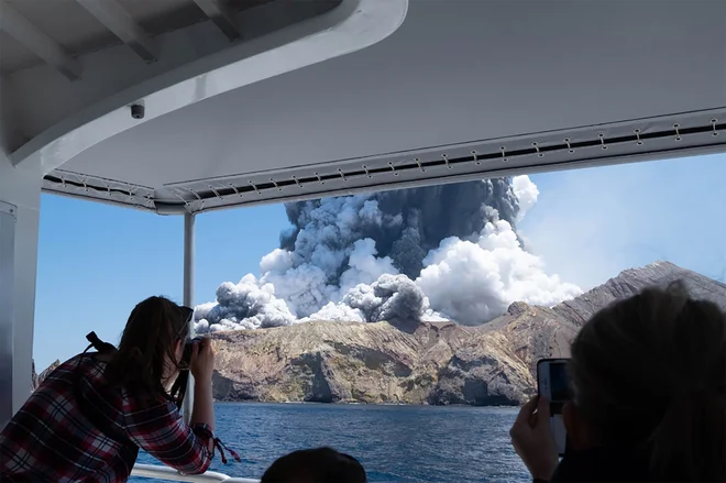 Beli otok, imenovan tudi Whakaari, je nenaseljen in je priljubljena turistična točka. FOTO: AFP