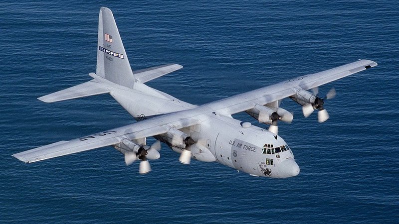 Fotografija: Izginulo letalo je vojaški štirimotornik tipa C-130 Hercules. Fotografija je simbolična. FOTO: Wikipedija