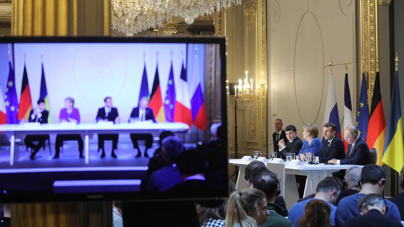 Fotografija: Ukrajinski predsednik Volodimir Zelenski, nemška kanclerka Angela Merkel, francoski predsednik Emmanuel Macron in ruski predsednik Vladimir Putin med novinarsko konferenco po koncu včerajšnjega vrha v Parizu. Foto: Afp