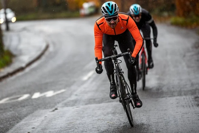 Dovolj bo že urica lahkotnega pedaliranja pri petih stopinjah. Če zaradi vremena ne morete kolesariti, pojdite na kakšen hrib, sprehod ali naredite sneženega moža.Foto: arhiv proizvajalca/Castelli