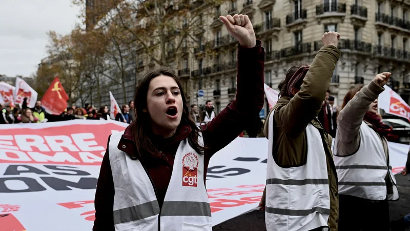 Fotografija: Francozi preplavljajo ulice proti pokojninski reformi. FOTO Afp