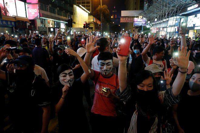 Protesti v eni najbolj turističnih četrti v Hongkongu. (Tsim Sha Tsui): FOTO: Reuters