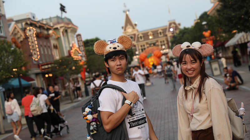 Fotografija: Navdušena turista v hongkonškem Disneylandu. FOTO: Reuters