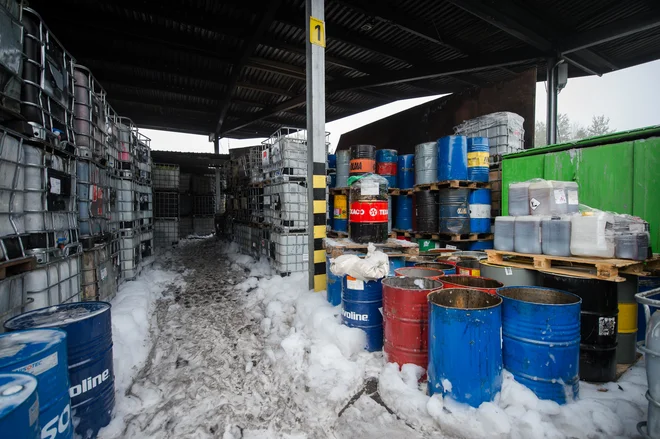 Samovžig v enem od zabojnikov z nevarnimi odpadki – šlo je predvsem za mešane industrijske: odpadno plastično embalažo, naoljene krpe, odpadne oljne in zračne filtre. FOTO: Anže Petkovšek