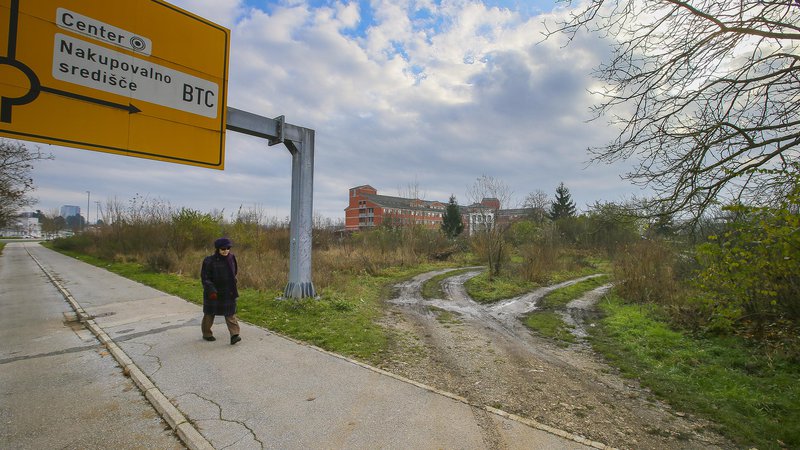 Fotografija: Dražba za zemljišča ob URI Soča bo preložena na prihodnji teden. FOTO: Jože Suhadolnik/Delo