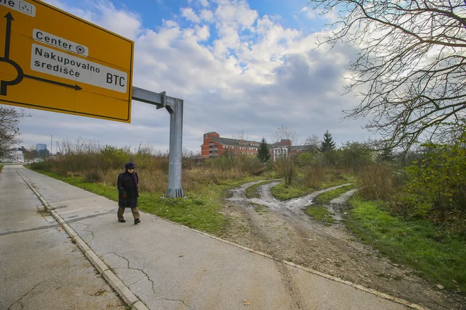Dražba za zemljišča ob URI Soča bo preložena na prihodnji teden. FOTO: Jože Suhadolnik/Delo