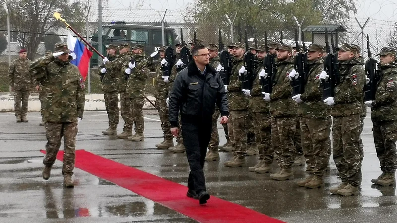 Fotografija: Premier Šarec je tik pred prazniki in pred 20-letnico slovenskega delovanja v mednarodni misiji na Kosovu tam obiskal slovenske vojake. FOTO: Novica Mihajlović