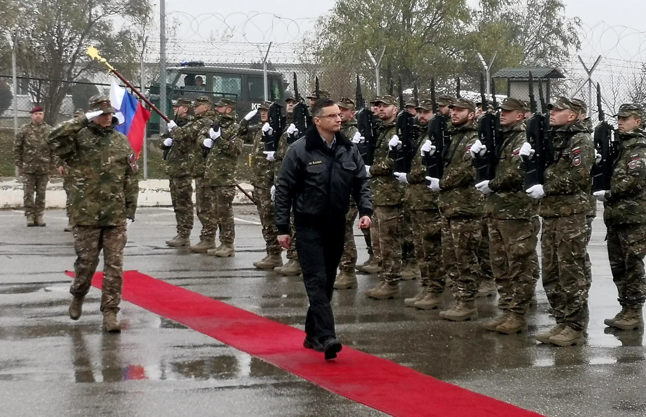 Fotografija: Premier Šarec je tik pred prazniki in pred 20-letnico slovenskega delovanja v mednarodni misiji na Kosovu tam obiskal slovenske vojake. FOTO: Novica Mihajlović