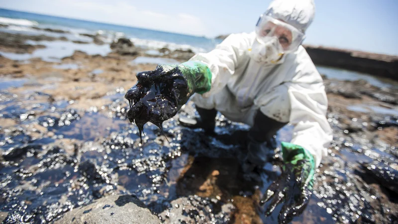Fotografija: Več ameriških zveznih držav in delničarji tožijo Exxon Mobil, da je zavajal investitorje in javnost o resničnih nevarnostih podnebnih sprememb. FOTO: Reuters
