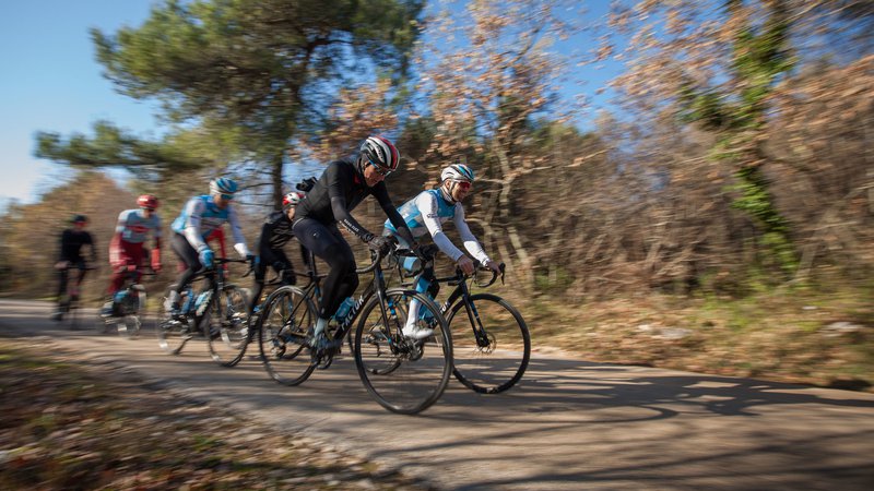 Fotografija: V Istri vsako leto pripravijo več kolesarskih dogodkov, dirk in maratonov, s katerimi si želijo privabiti ne le kolesarje, temveč tudi njihove spremljevalce in družine. FOTO: KL-Photo