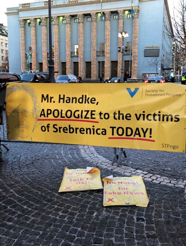 Pred stockholmsko koncertno dvorano se že zbirajo protestniki. FOTO: Staff Reuters