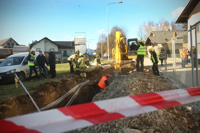 Prenova vodovoda ali kanalizacije je tudi poseg v območje plinovoda, kakor se je to zgodilo v Orehovljah. FOTO: Jure Eržen/Delo