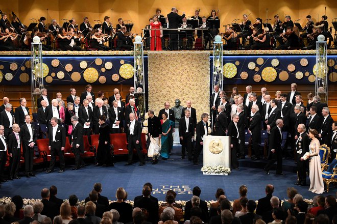 Letošnji Nobelovi lavreati na svečani podelitvi v stockholmski koncertni dvorani. FOTO: Jonathan Nackstrand/Afp
